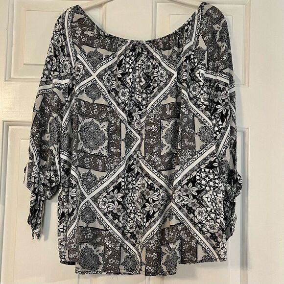Unique Spectrum Women’s XL Geometric Patterned Blouse - Picture 3 of 11
